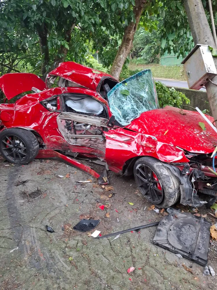 鄭男自撞電線桿後受困車上，消防隊員到場用油壓剪破壞車門將其送醫搶救。翻攝畫面