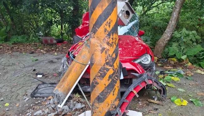 郑男疑因过弯车速过快，整辆车失控自撞电线杆，车体严重变形可见撞击力之大。翻摄画面