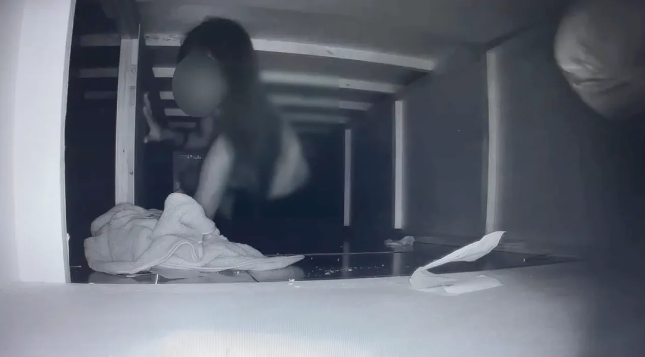 清凉女仆装应召女被警方揪出。翻摄画面