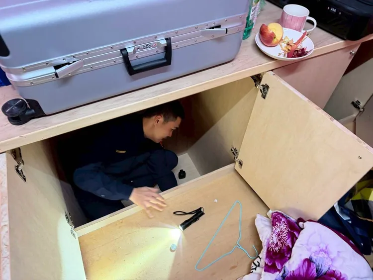 清涼女僕裝應召女被警方揪出。翻攝畫面