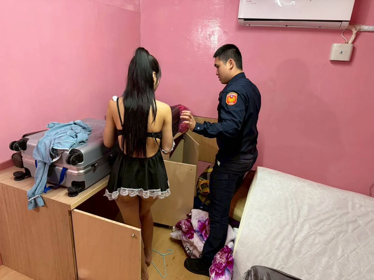 清凉女仆装应召女被警方揪出。翻摄画面