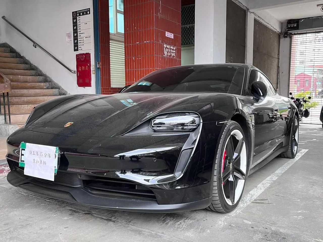 檢方查扣保時捷電動跑車1輛。橋檢提供