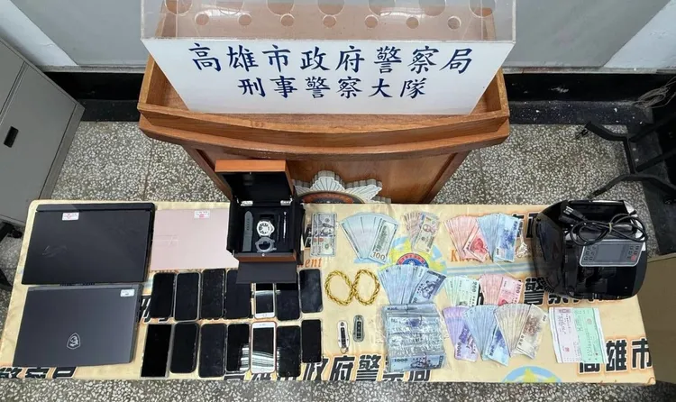 檢方查扣現金922萬餘元、沛納海名錶、名貴金飾等物品。橋檢提供