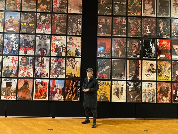 2022年仲代達矢舉行「演員70周年紀念展」，在自己演出的電影與舞台劇海報前拍照。翻攝無名塾X