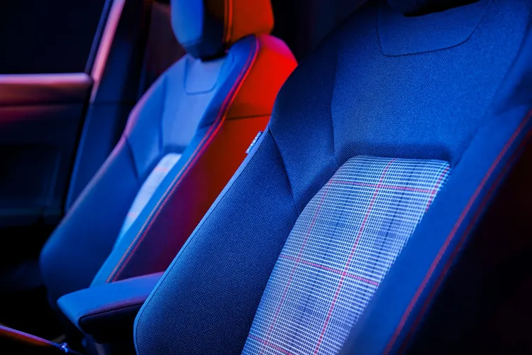 Polo GTI採用經典格紋織布跑車座椅。原廠照片