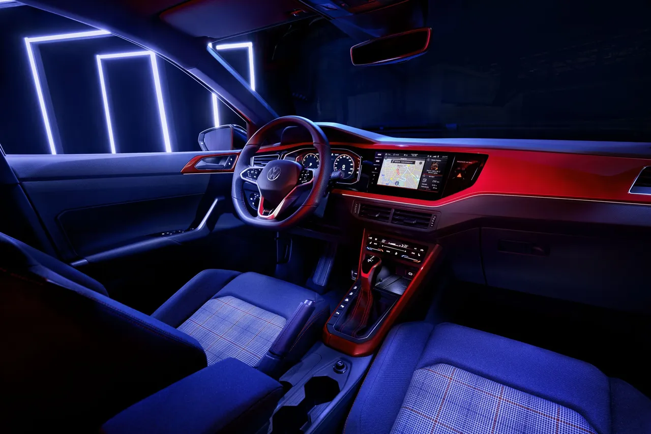 车室延续GTI一贯的热血氛围，更导入Digital Cockpit Pro 10.25吋全逻辑数位仪表与Discover Pro 9.2吋多媒体镜面触控主机。原厂照片