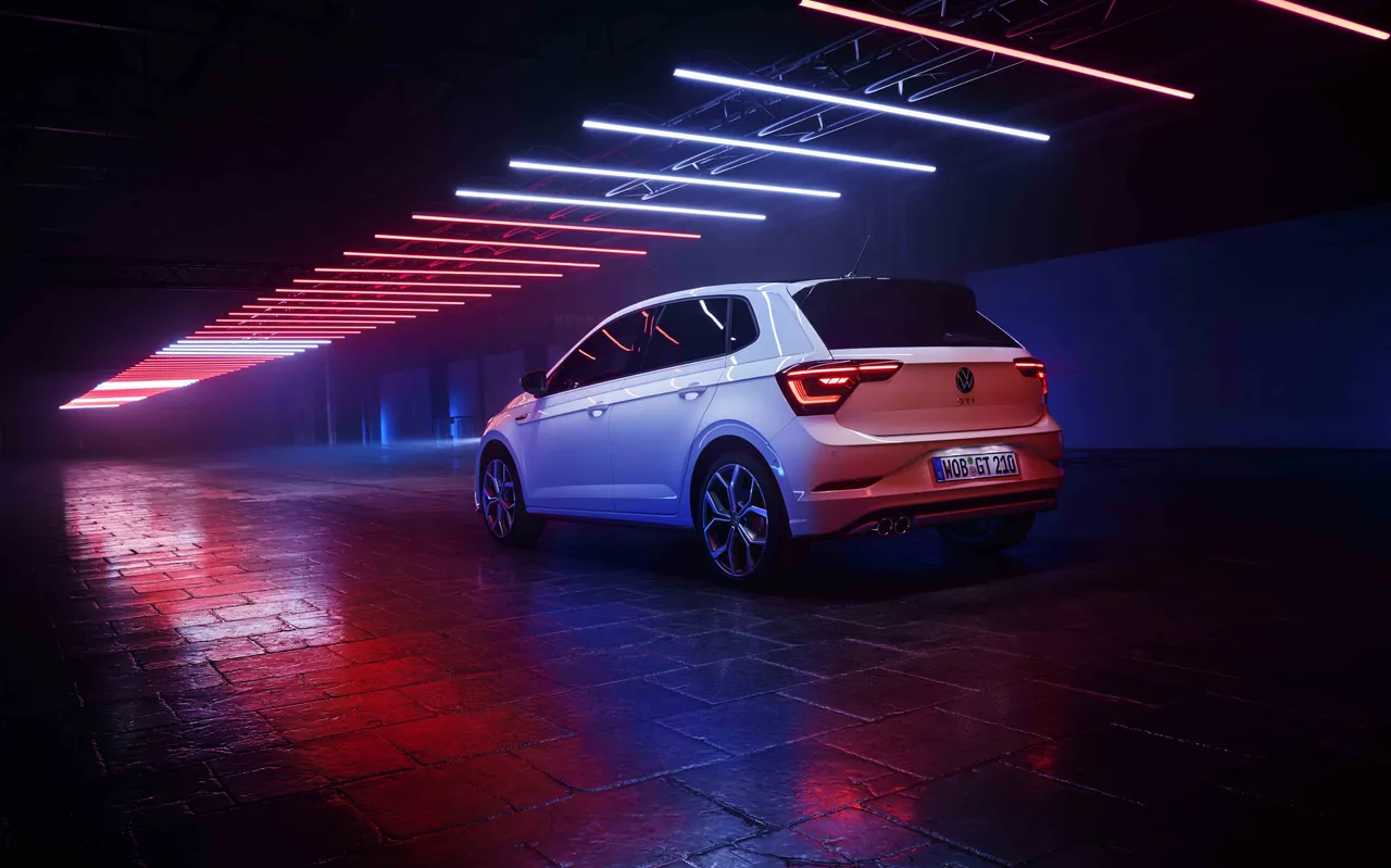 Polo GTI这次外观也新增湛黑套件，整合黑色车顶、电动玻璃天窗、黑色后视镜罩与后方隐私玻璃。原厂照片