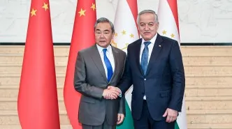 中國外交部長王毅（左）會見塔吉克外長穆赫里丁。翻攝中國外交部