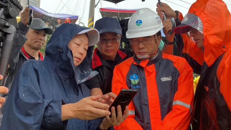 縣長徐榛蔚邀水利署長林元鵬會勘共商解決之道。縣府提供