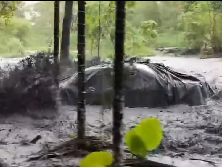 停在家門前的賓士車遭洪流沖走。翻攝畫面