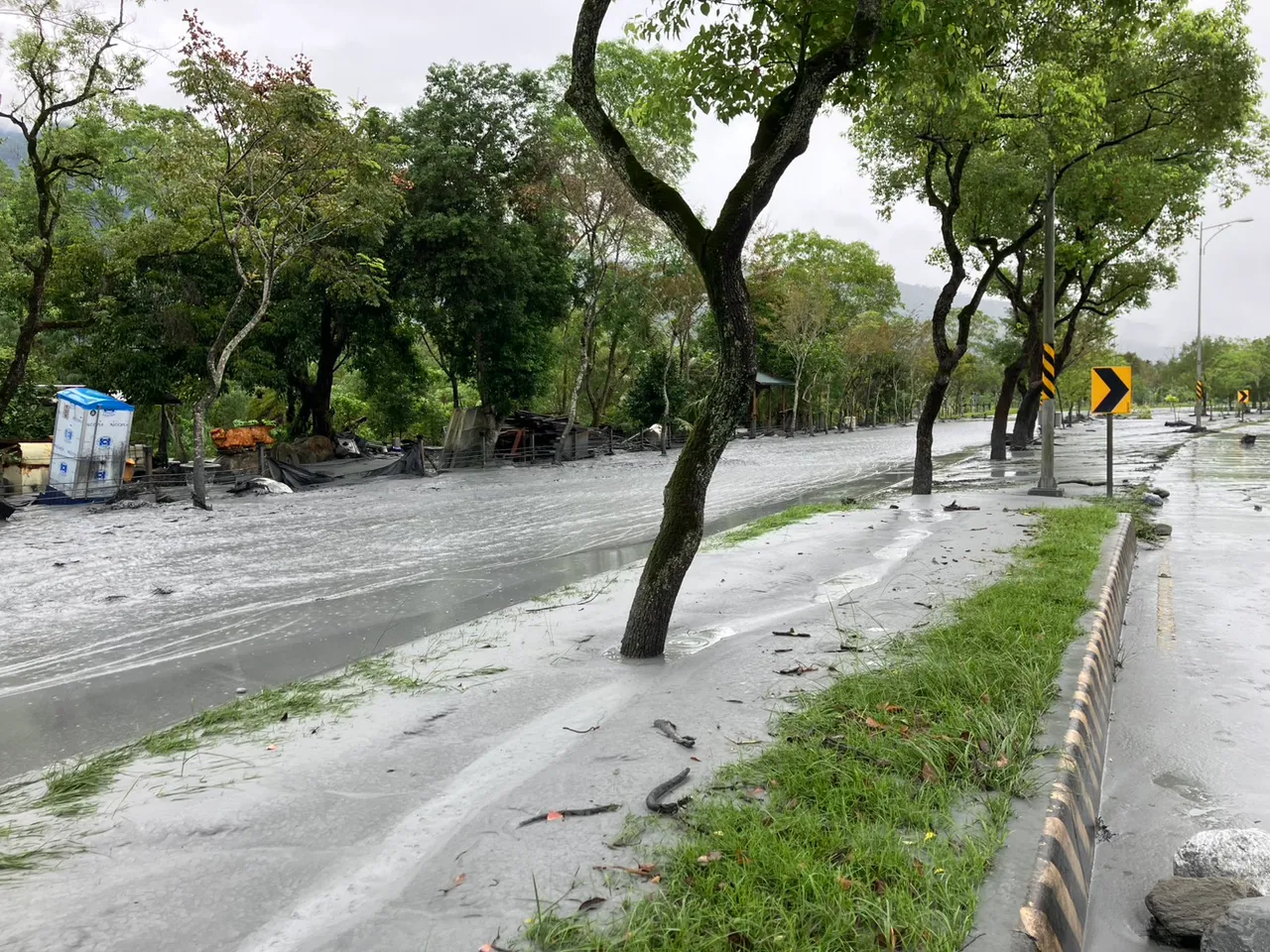 洪水灌入台9線231K變成河流。縣府提供