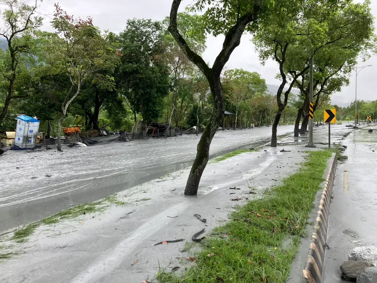 洪水灌入台9線231K變成河流。縣府提供