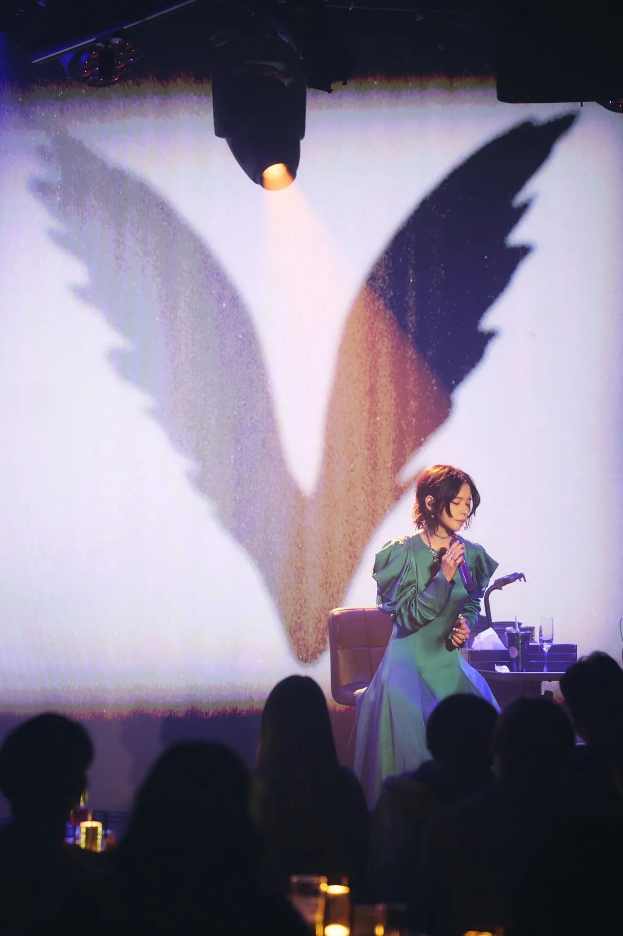 徐若瑄首度全程参与舞台灯光影像设计 以「翅膀 V」视觉为核心。索尼音乐、Billboard Live TAIPEI提供