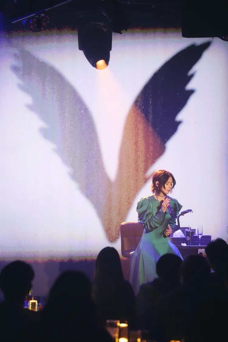 徐若瑄首度全程參與舞台燈光影像設計 以「翅膀 V」視覺為核心。索尼音樂、Billboard Live TAIPEI提供