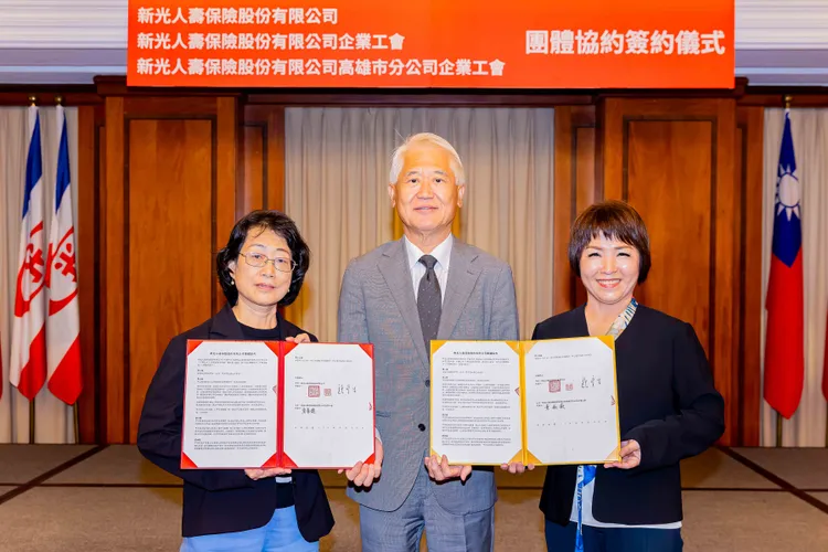新光人壽舉行團體協約簽約儀式，由新光人壽董事長魏寶生（中）、新光人壽高雄市分公司企業工會理事長黃淑薇（右）及新光人壽企業工會理事長（左）代表簽訂協約。新光人壽提供