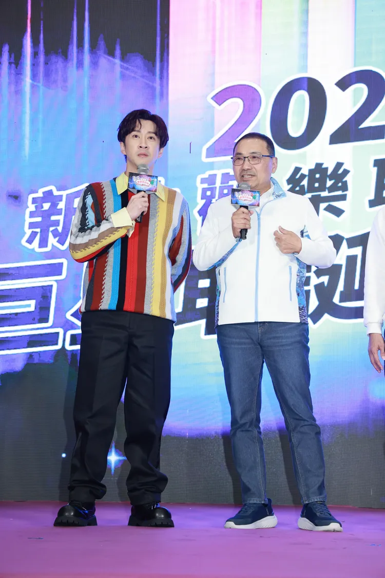 新北市長侯友宜（右）向陳漢典催生。攝影中心攝