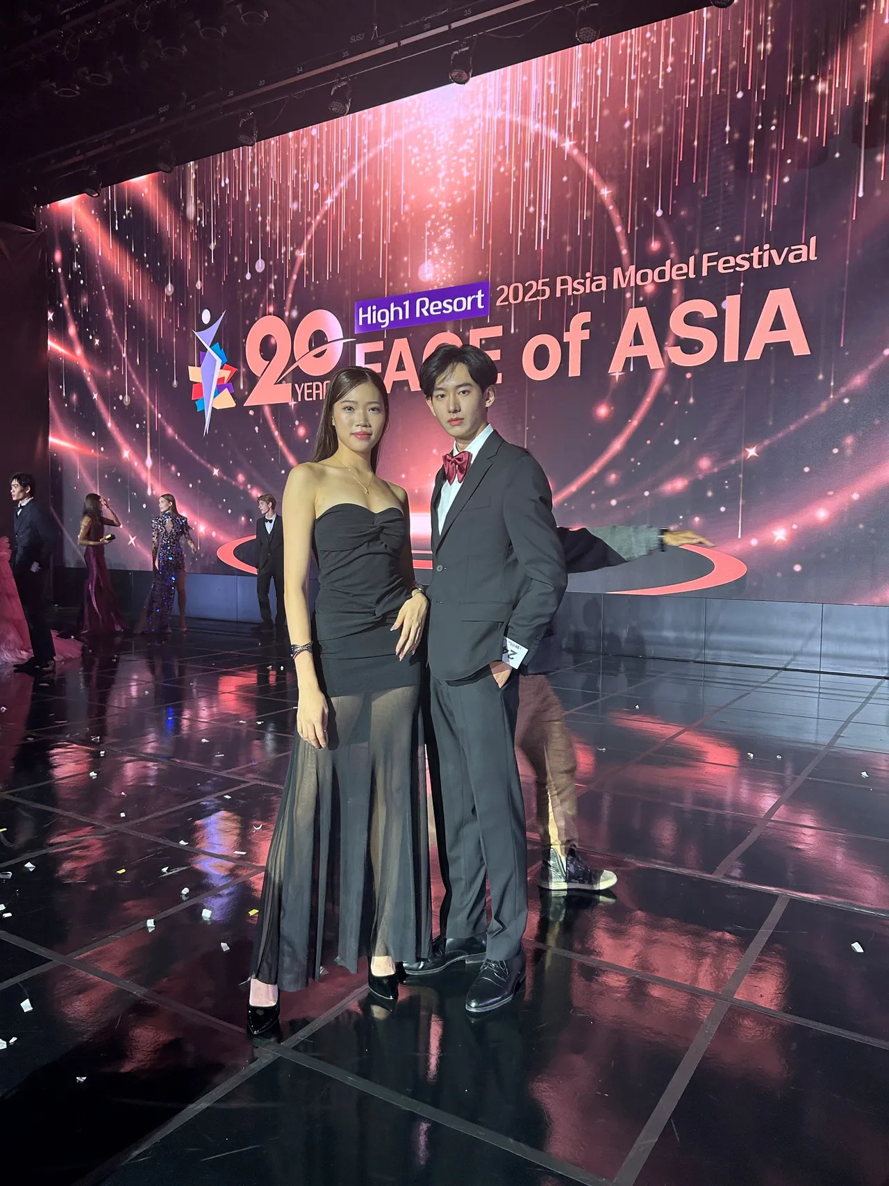 2025伊林璀璨之星男女模冠軍饒語書（右）、曹文綺受邀參加「亞洲模特兒大賞」頒獎典禮。伊林娛樂提供