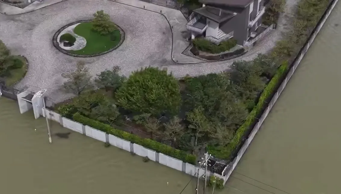 从空拍图可以看出明显差别。泉月楼行馆提供