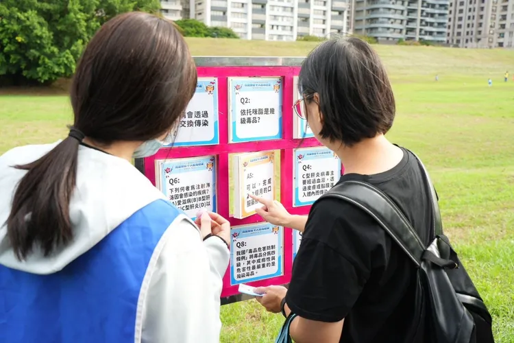 健走民眾參加反毒闖關遊戲。新竹縣府提供