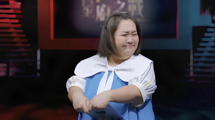 主持人鍾欣凌在公布淘汰名單時難忍激動。華視提供
