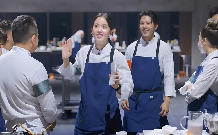 胡宇威（右）潛入老婆陳庭妮陣營偷聽菜單。華視提供