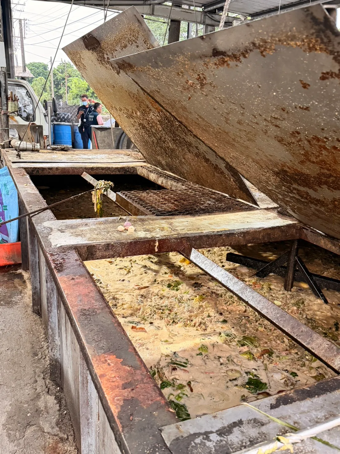 厨余槽内仍有厨余蒸煮。翻摄画面