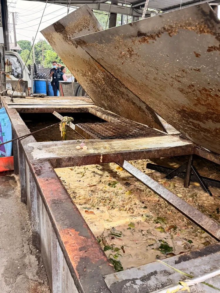 廚餘槽內仍有廚餘蒸煮。翻攝畫面