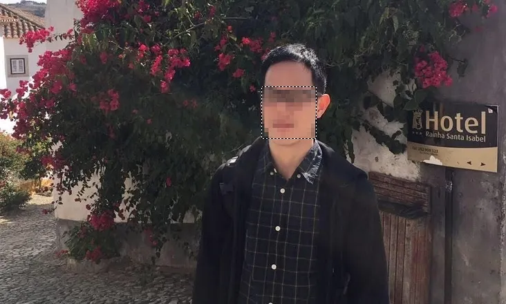 罗姓警员多次与男网友「约炮」，并潜入台北市某校园偷欢，甚至自拍影片上传社群平台，警方接获报案昨将罗员拘提到案，检方复讯后谕令10万元交保，永和分局将予以1大过处分。翻摄画面