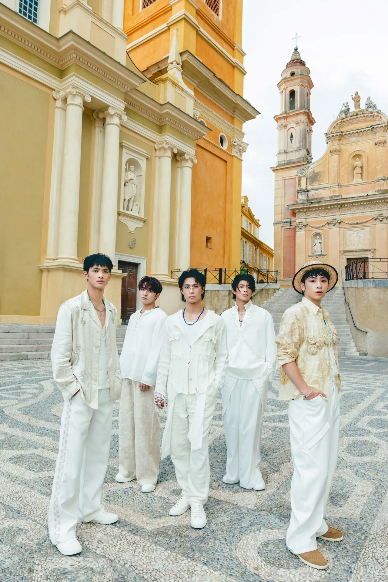 FEniX新歌轻快旋律与浓厚异国风景相互交织。华纳音乐提供