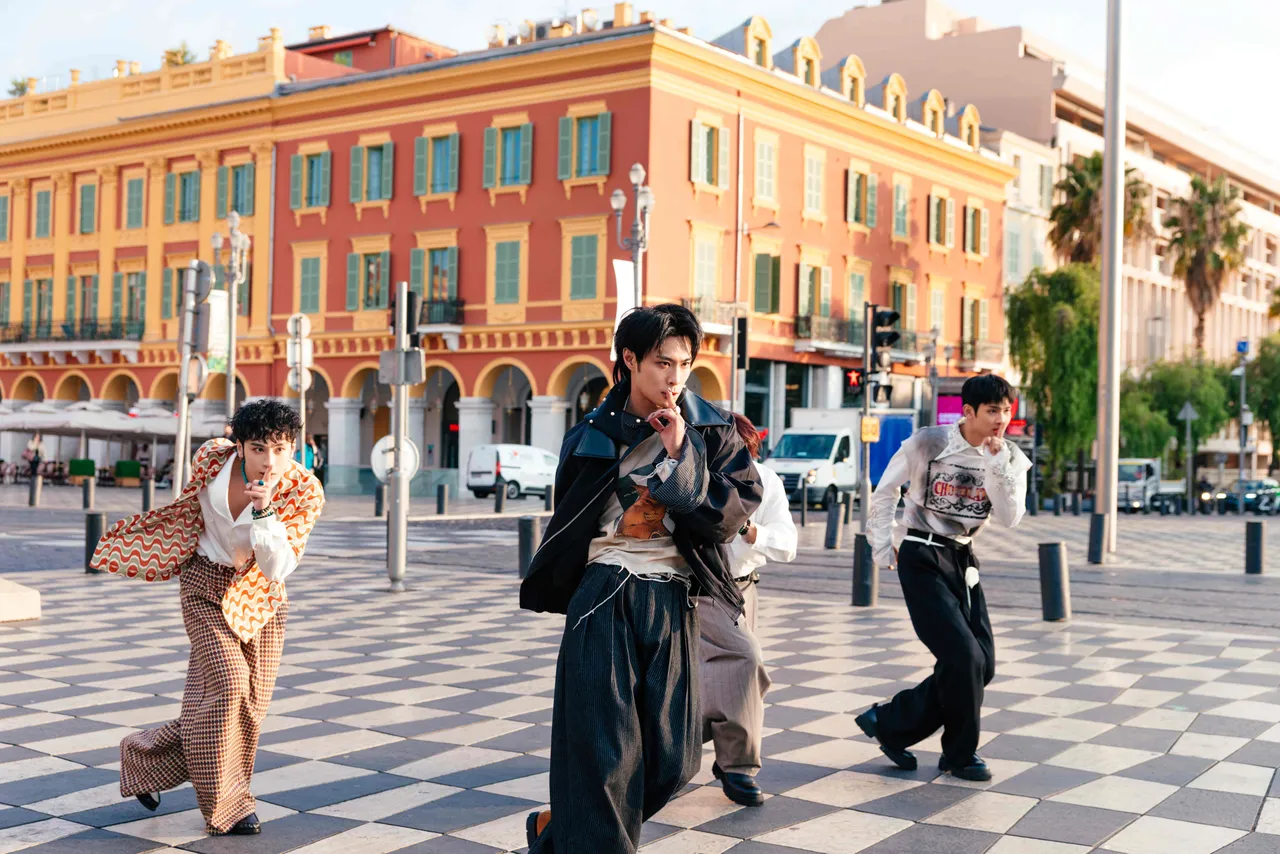 FEniX在老城街区热舞时吸引大批游客围观与鼓掌。华纳音乐提供