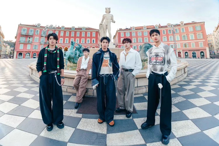 FEniX首波主打《我就是无法失去你》远赴南法拍摄 MV。华纳音乐提供