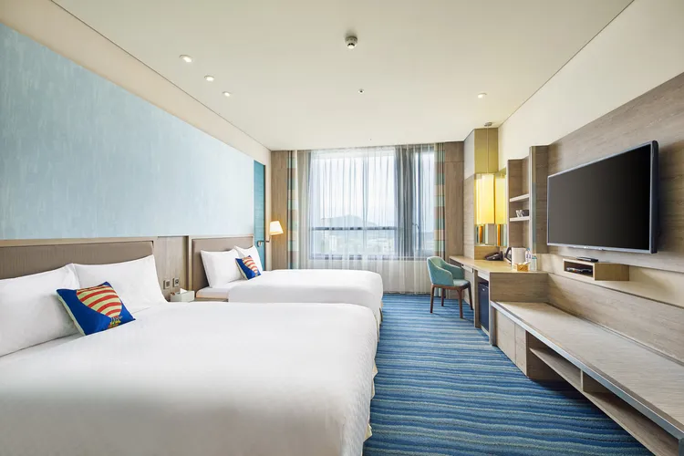 台東趣淘漫旅「2099元探索客房住宿券」，主打四人入住加人不加價，每人525元即可入住一晚。凱撒飯店連鎖提供