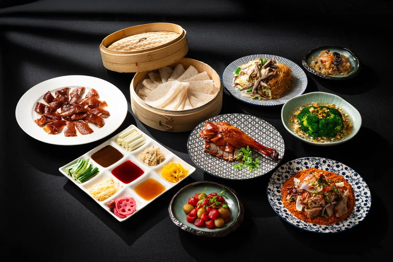 「2999元六人美馔套餐券」，一次集结四家饭店餐厅人气招牌料理包装套餐组合，每套享用7至12道佳肴，图为台北新板希尔顿青雅中餐厅嫣红鹅半只四吃套餐。凯撒饭店连锁提供