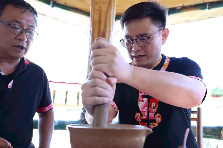 賴瑞隆到美濃進行請益之旅。翻攝畫面