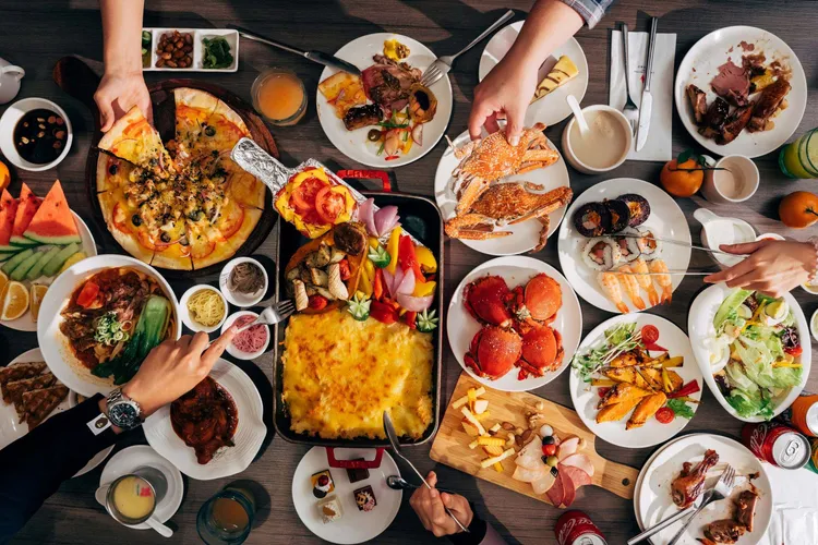 台北凱撒、台北凱達與台北新板希爾頓自助餐推出會員專屬「平日用餐兩人同行買一送一」活動，再加贈300元餐飲抵用券。凱撒飯店連鎖提供