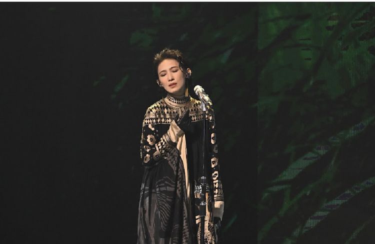 戴佩妮才奪金馬獎卻出事了 唱到一半被砸!「活到快50歲第一次遇到」要收驚