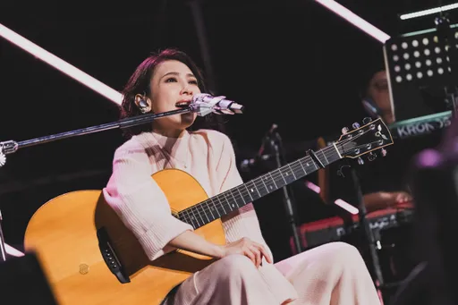 戴佩妮才奪金馬獎卻出事了 唱到一半被砸！「活到快50歲第一次遇到」要收驚