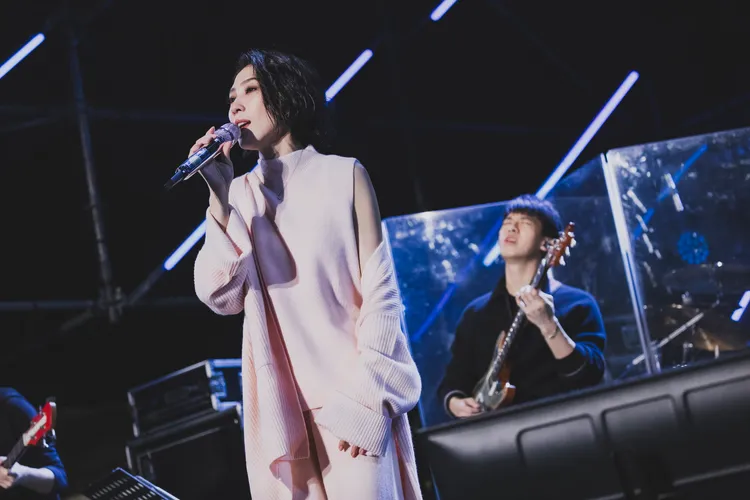 戴佩妮唱到一半，頭差點被砸到。簡單生活節提供