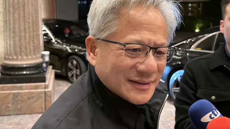 辉达执行长黄仁勋27日现身台北，晚间返回下塌饭店文华东方时短暂受访表示，他晚上去了国宾饭店用餐，今天「真的超级累」，随即步入饭店休息。中央社