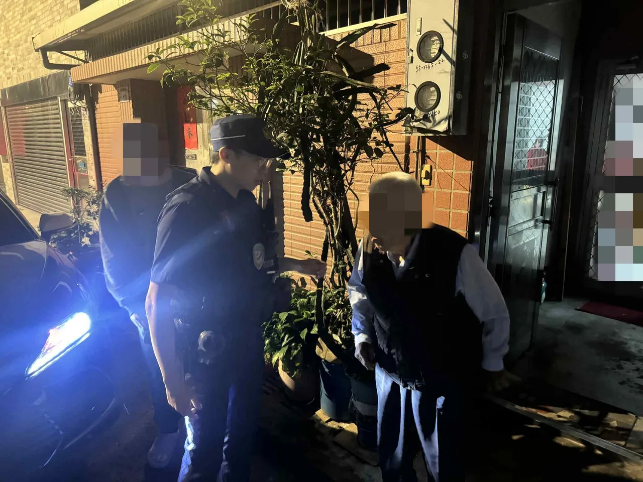 警员护送老翁返家。中坜警分局提供