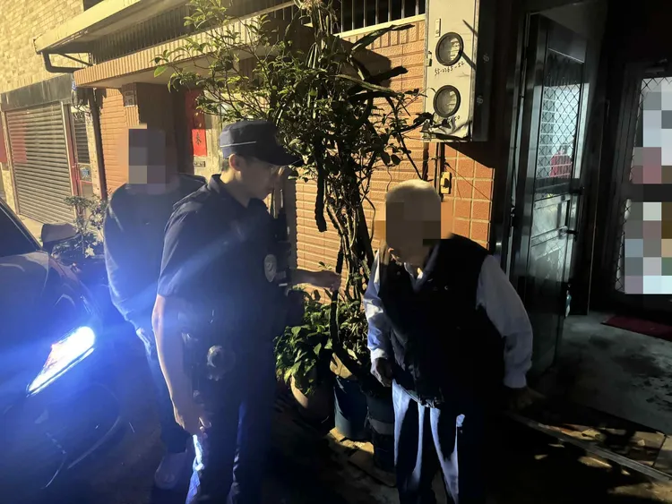 警員護送老翁返家。中壢警分局提供