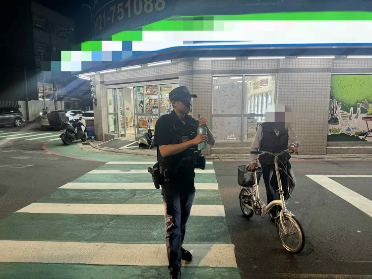 警员带著老翁牵著脚踏车到派出所。中坜警分局提供
