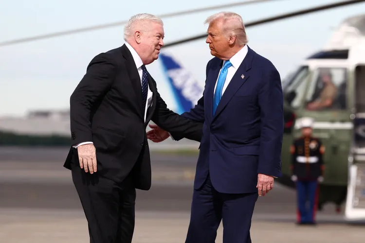 美國總統川普（右）與美國駐日大使葛拉斯。路透社