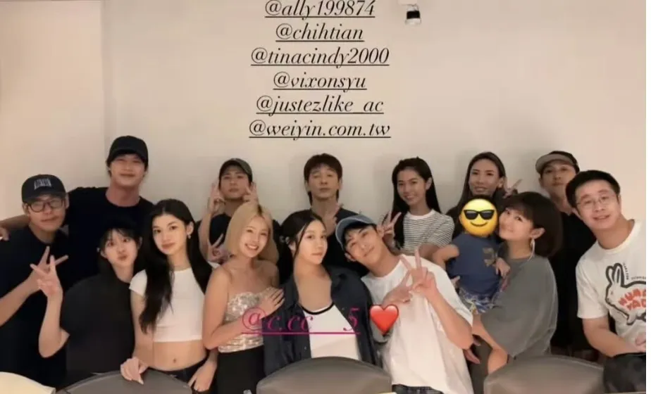 Selina(右前2)日前参加友人生日聚会飘孕味,网友纷纷猜测是否成功怀上第二胎了。翻摄IG