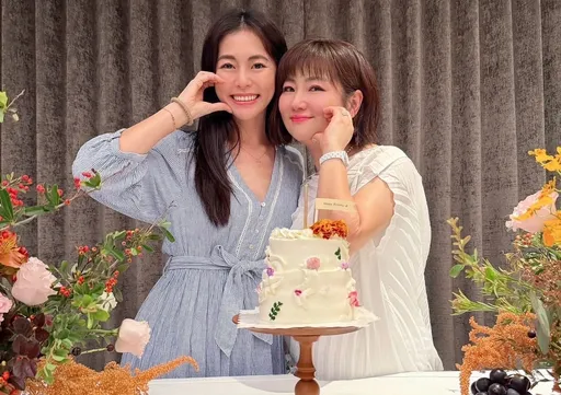 Selina刚满44岁生日飘孕味　合体妹任容萱蛋糕巧妙遮肚皮