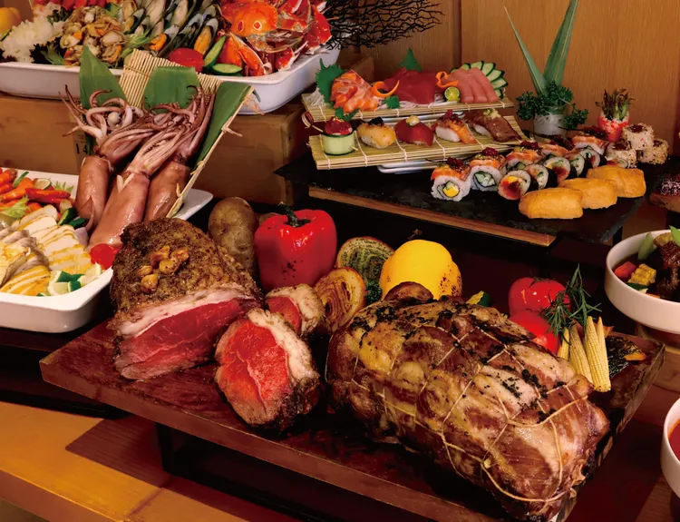 日月千禧饗樂全日餐廳自助百匯11/10~11/14平日午、晚餐時段，每人特價1,111元。業者提供