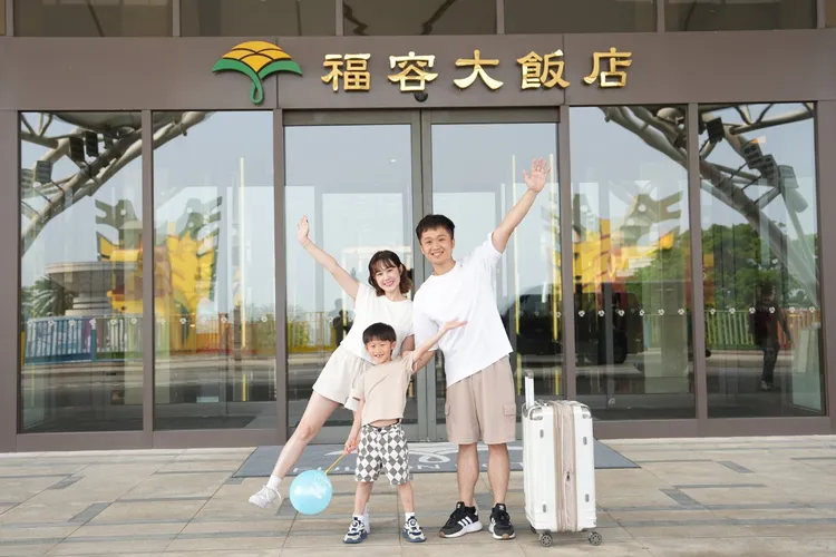麗寶福容大飯店三天兩夜雙人入住最低只要9999元，包含三天兩夜住宿與早餐，還有麗寶樂園雙日門票。業者提供