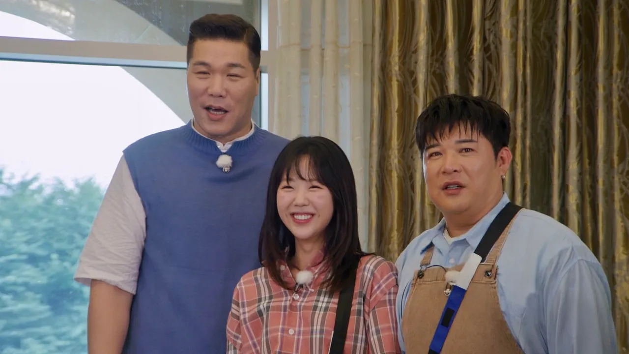 池睿恩（中）为显得娇小，一直站在徐章焄（左）身旁。中天综合台提供