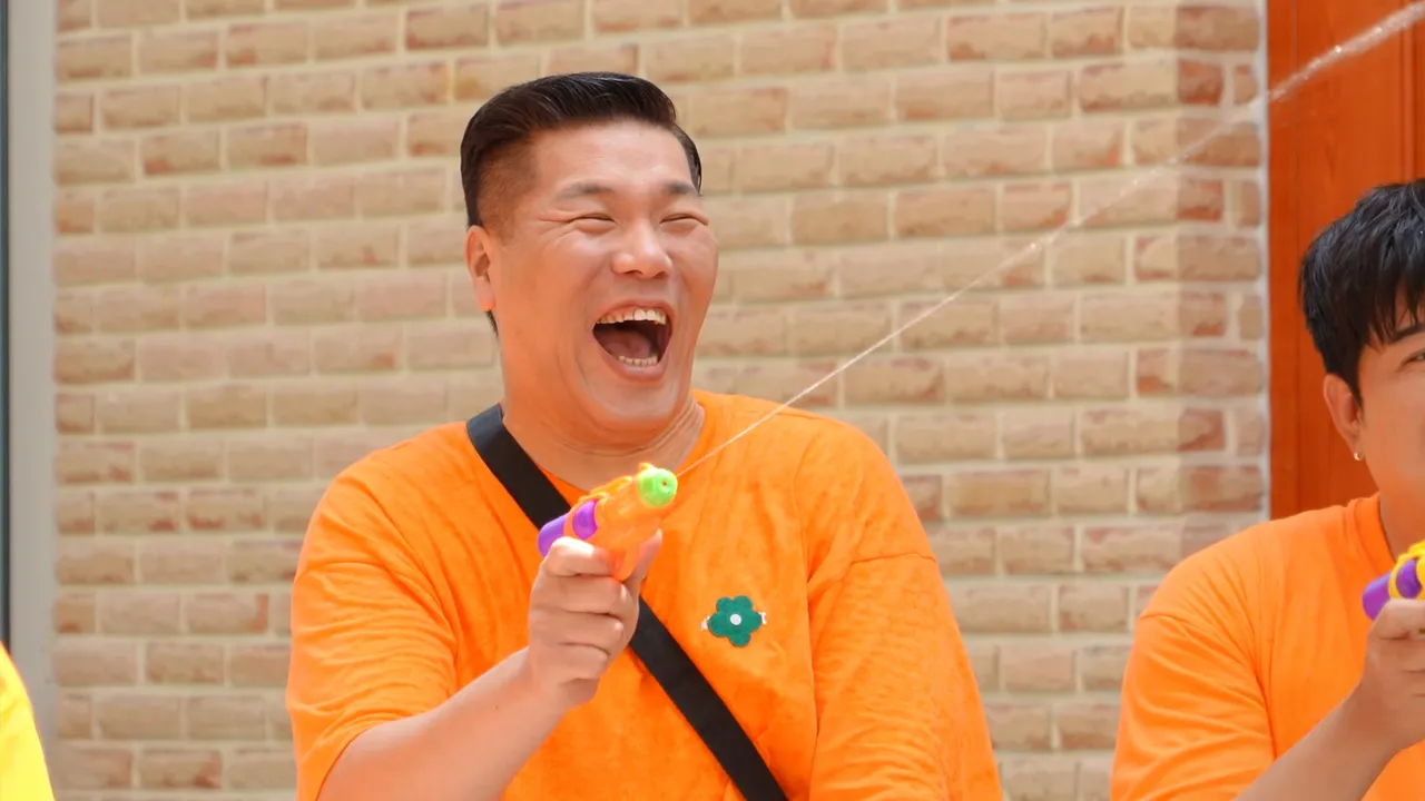 徐章焄手上有多个谈话性节目，话多到大家都受不了，只好装作听不见。中天综合台提供