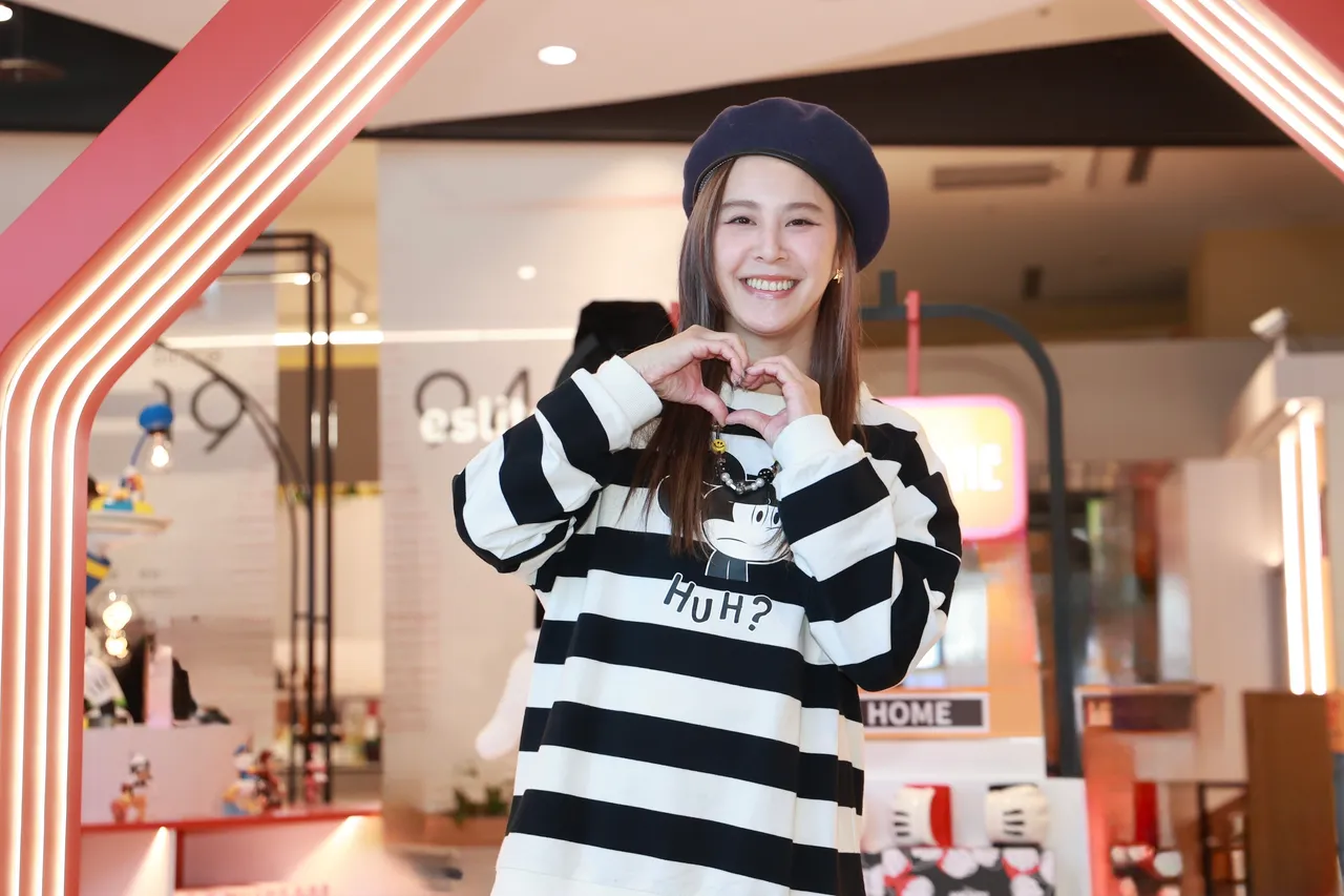 黄小柔说老公不爱拍照，所以不会拍夫妻裸体相拥照。摄影中心摄